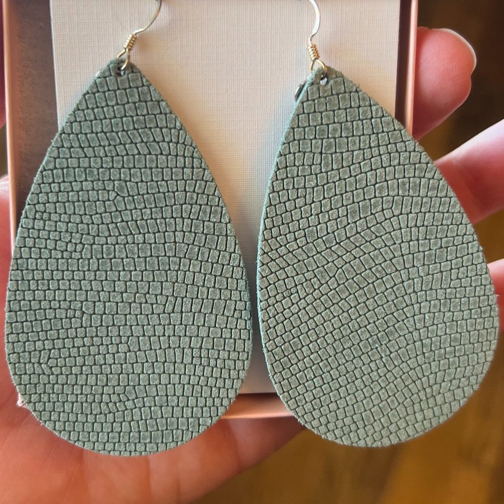 BNIB - Nickel & Suede - Laurel Green - Larges - Never Worn!